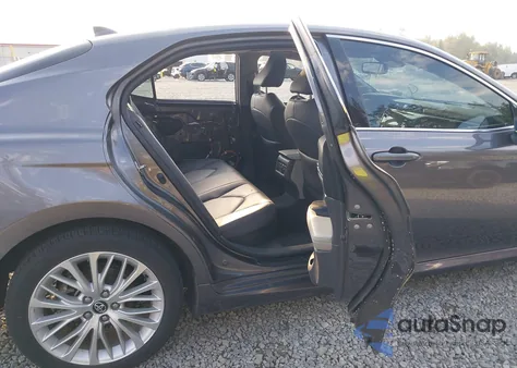 2020 Toyota Camry Xle Hybrid z USA, uszkodzony, nr VIN 4T1F31AK7LU529946